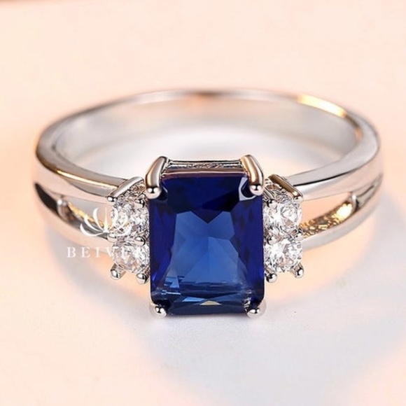 Perfect for your holiday outfits Sapphire blue sz7 - Picture 1 of 4